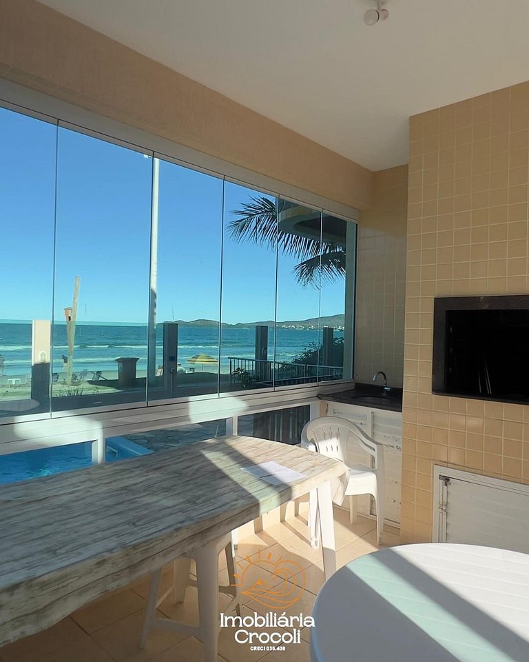 Apartamento beira-mar com piscina
