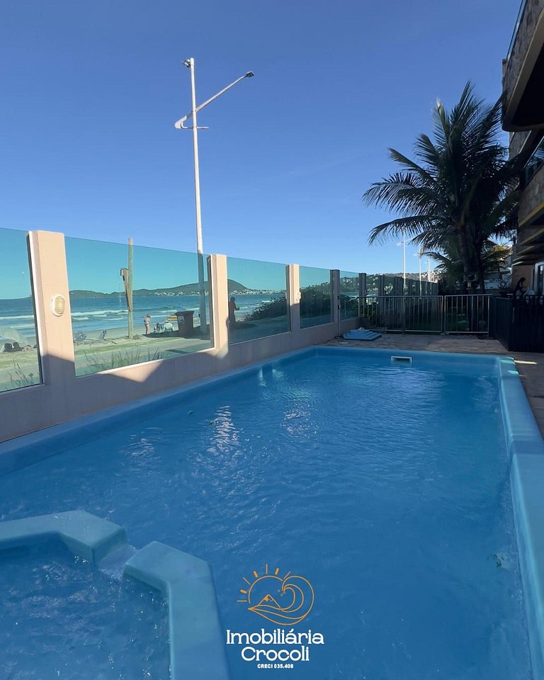 Apartamento beira-mar com piscina